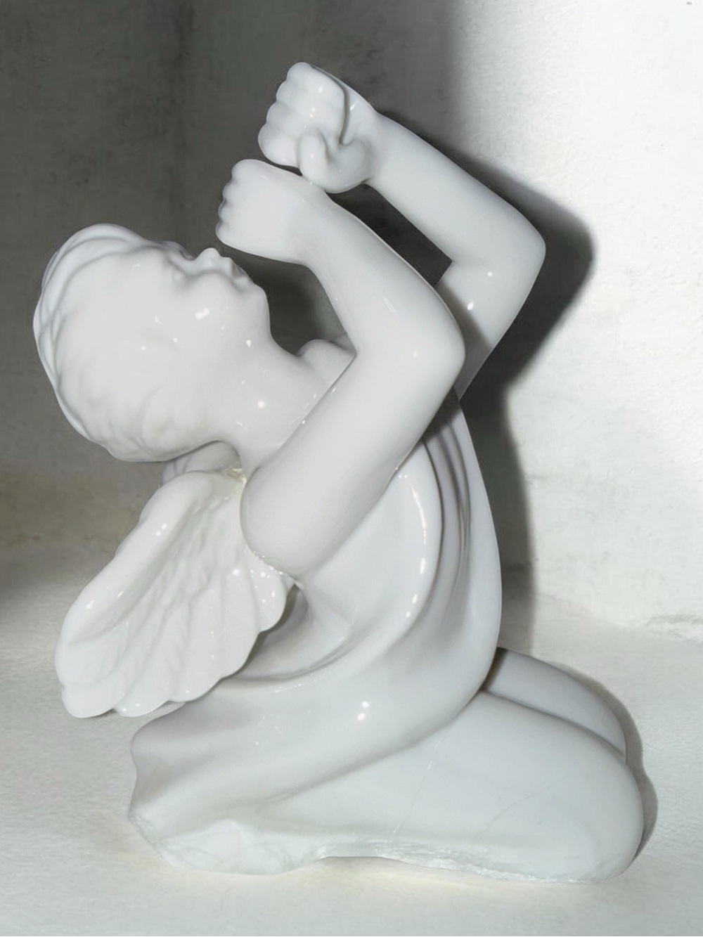 Vintage White Porcelain Winged Angel Sitting Playing Music Air Instrument 4.5”